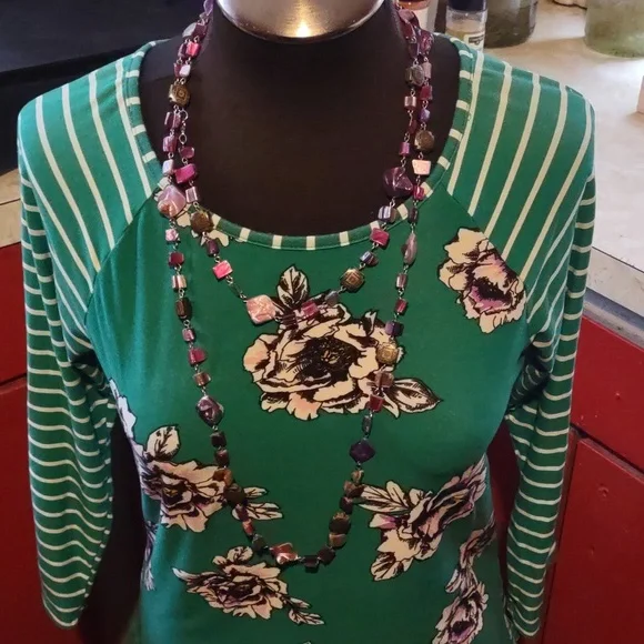 Spring/Summer Eye Candy Essentials Floral Green Women's Top with Necklace - Picture 2 of 12